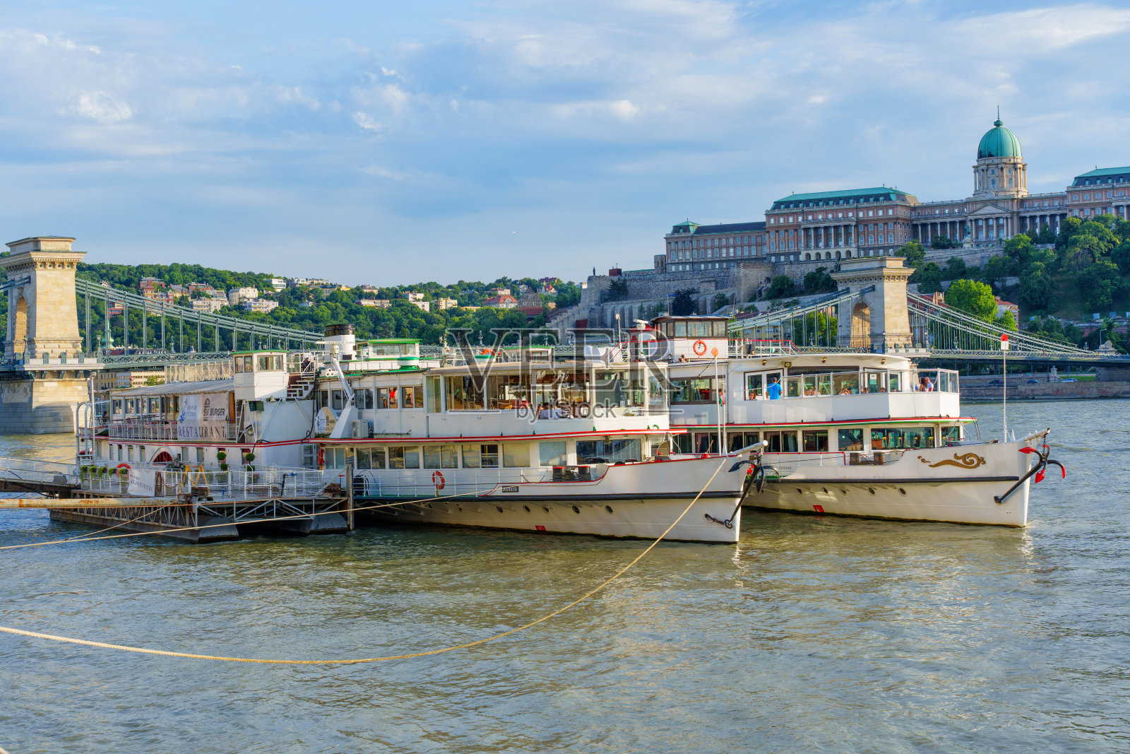 多瑙河上的船链桥照片摄影图片