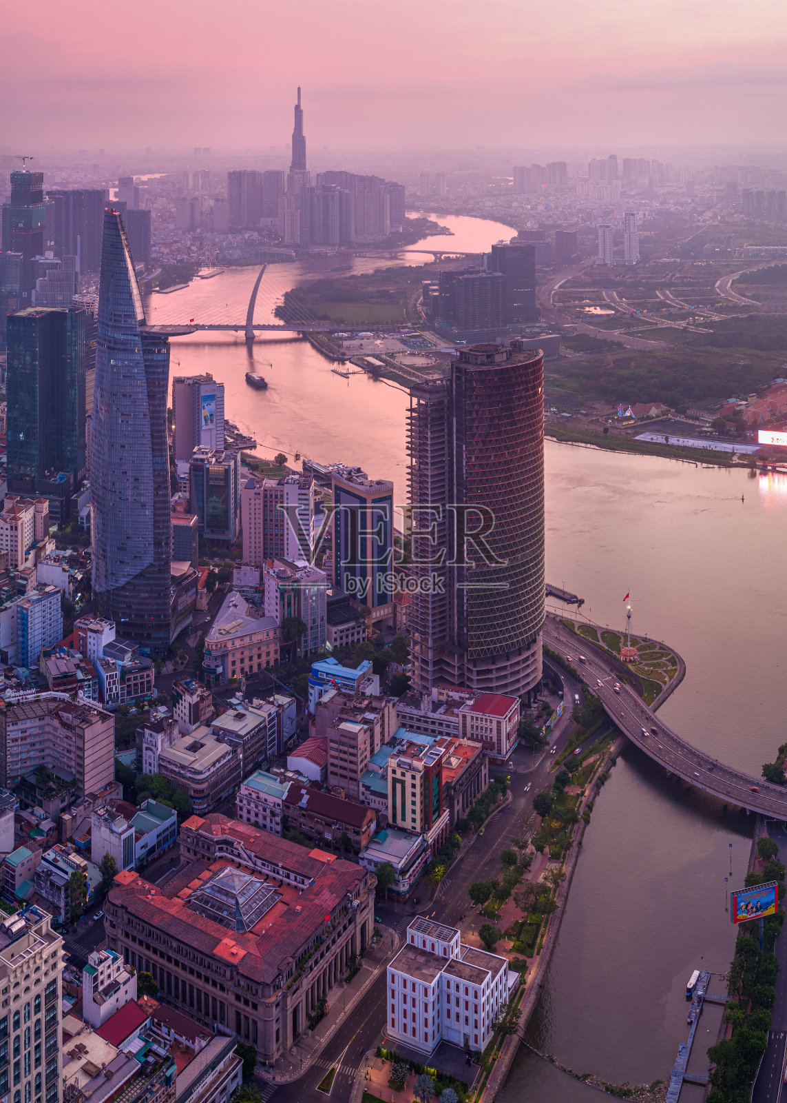 日落在胡志明市中心，越南。照片摄影图片