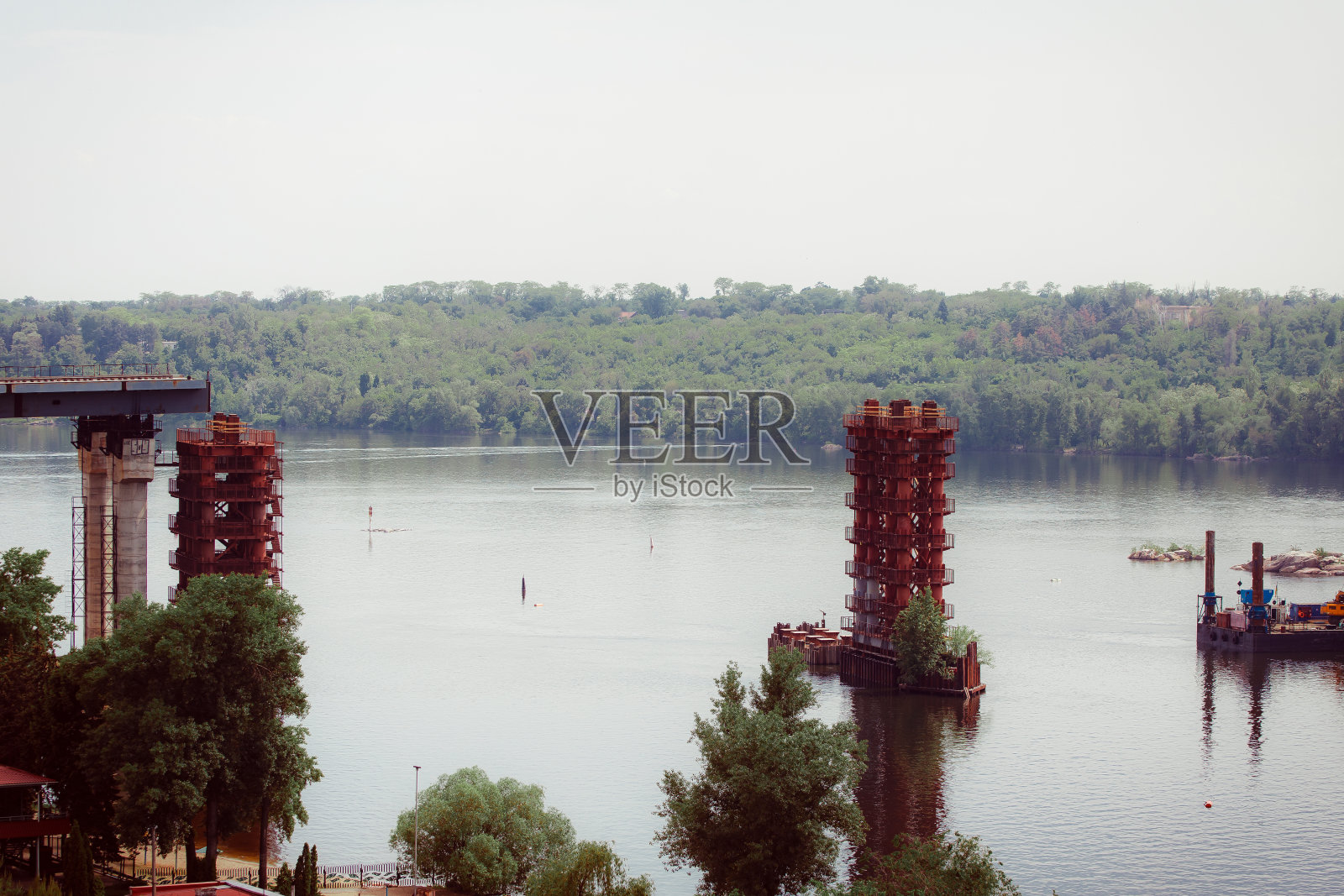 河上的混凝土桥。复杂的技术项目。照片摄影图片