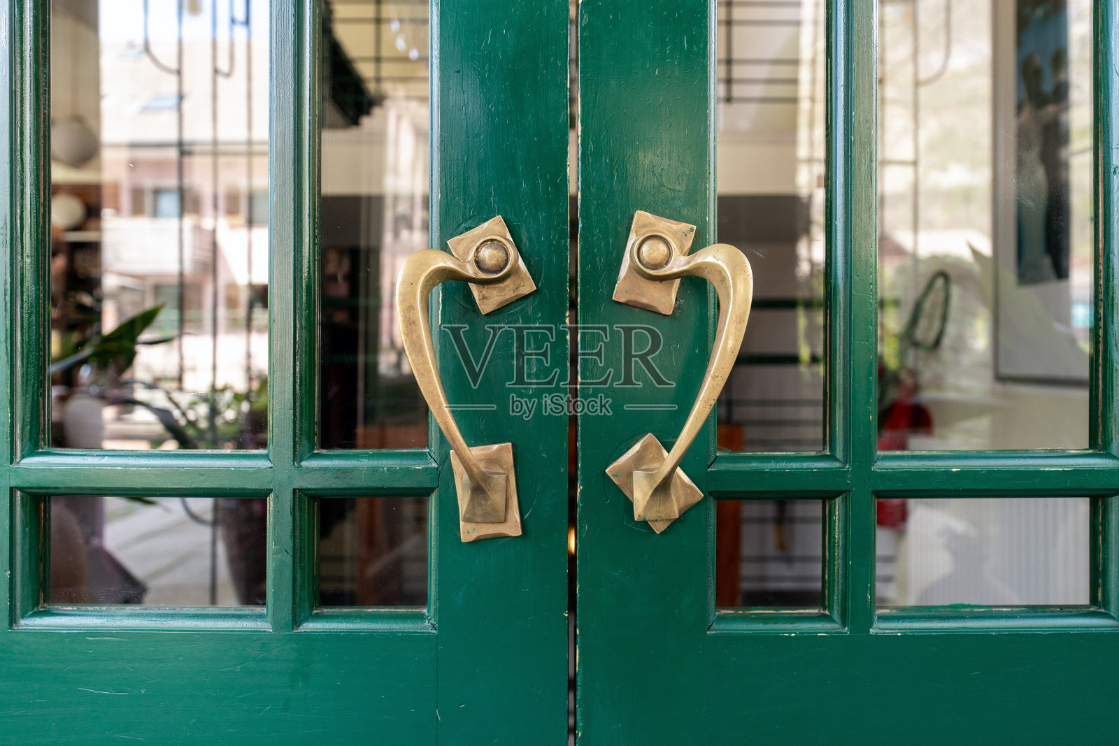 优雅的绿色精品酒店的门与复古黄铜门环照片摄影图片