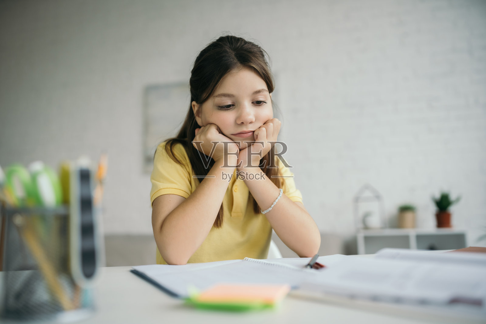 小女孩在一个舒适的学习环境中专注于她的远程学习之旅照片摄影图片