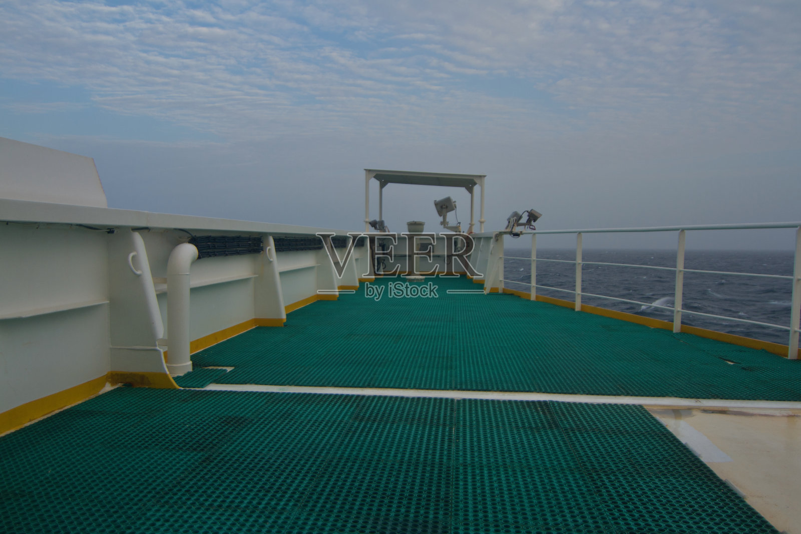 海上一艘船的桥翼照片摄影图片