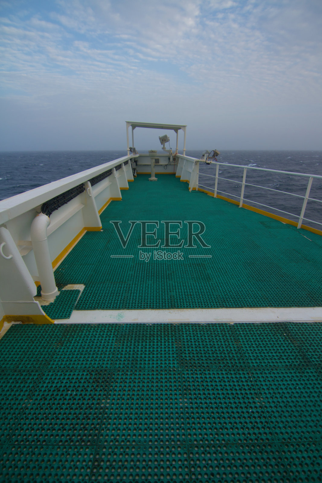 海上一艘船的桥翼照片摄影图片