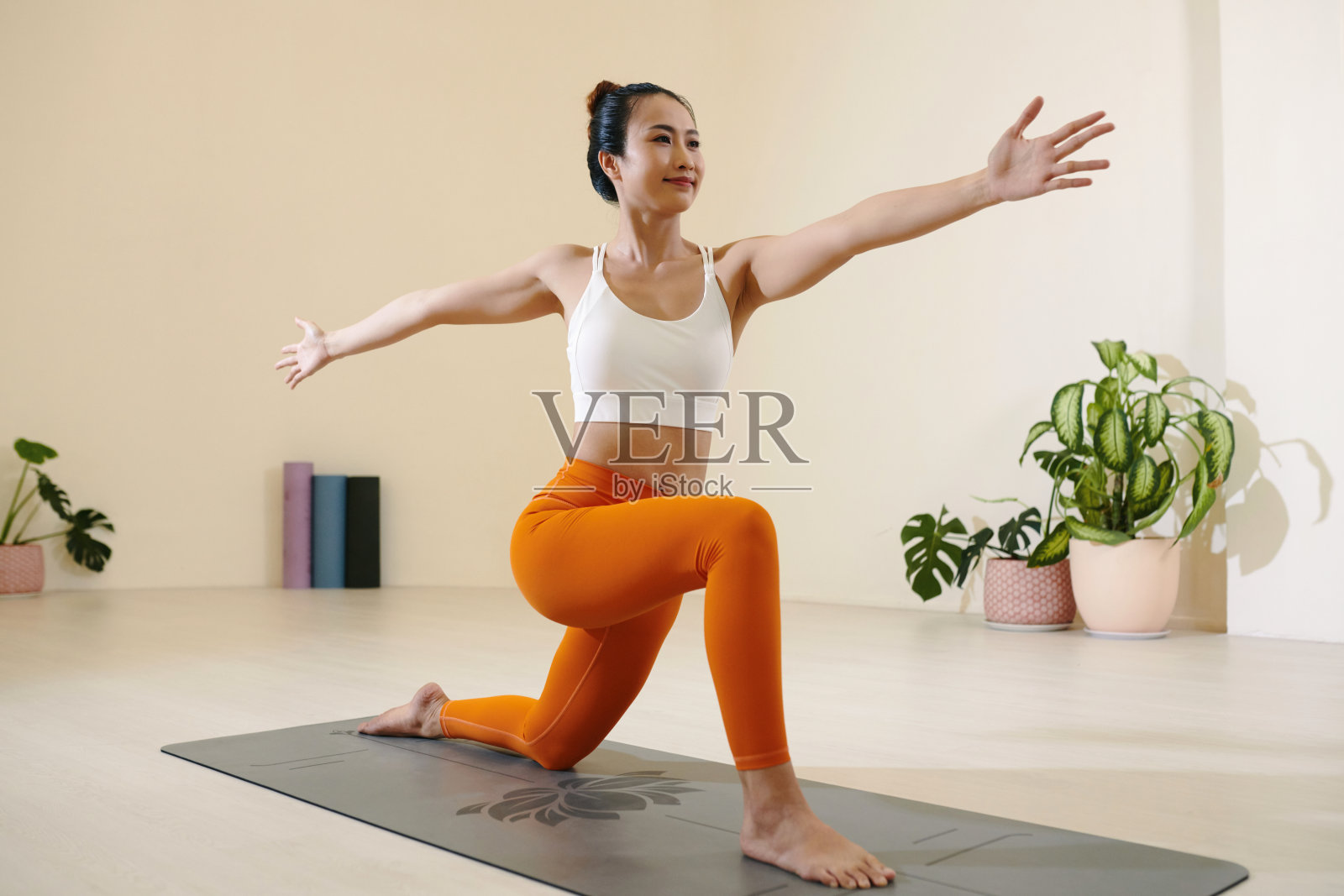 在明亮的现代室内环境中练习瑜伽姿势照片摄影图片