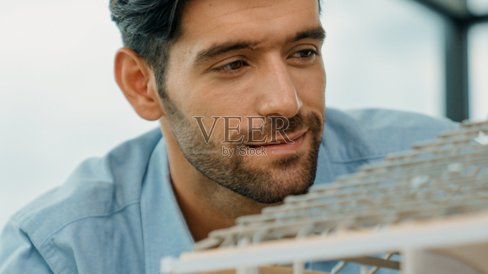 聪明的建筑师工程师检查、检查、查看建筑模型。窗饰照片摄影图片