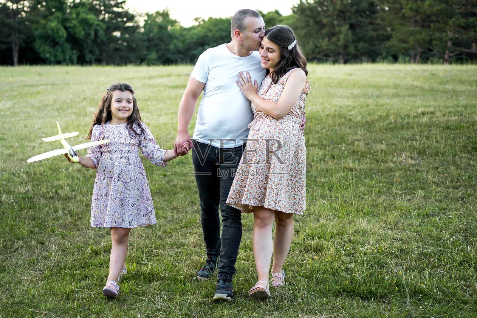 幸福的一家人一起在公园里照片摄影图片