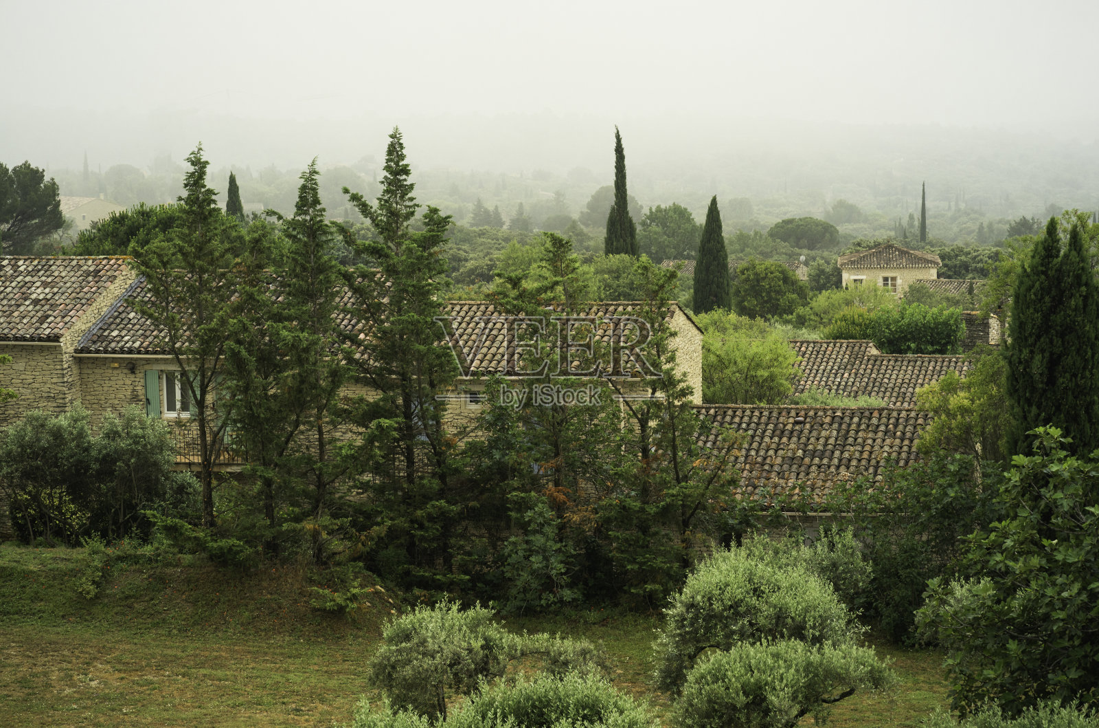 戈尔德斯的普罗旺斯屋顶照片摄影图片
