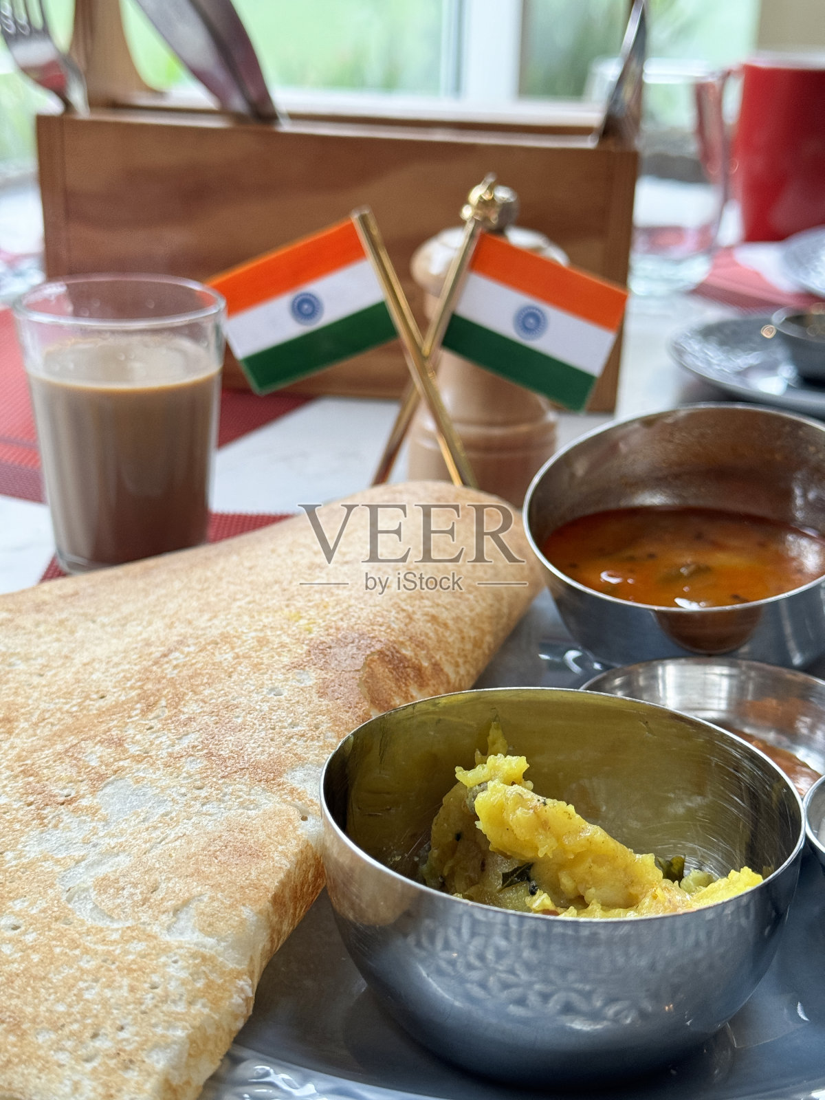 印度dosa薄饼，配椰子酸辣酱和森巴汤，配有印度国旗照片摄影图片
