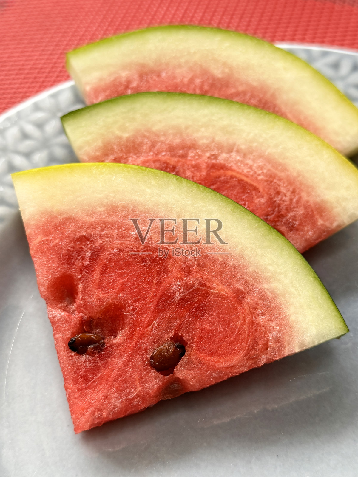 酒店早餐：蓝色花纹盘中的西瓜片照片摄影图片