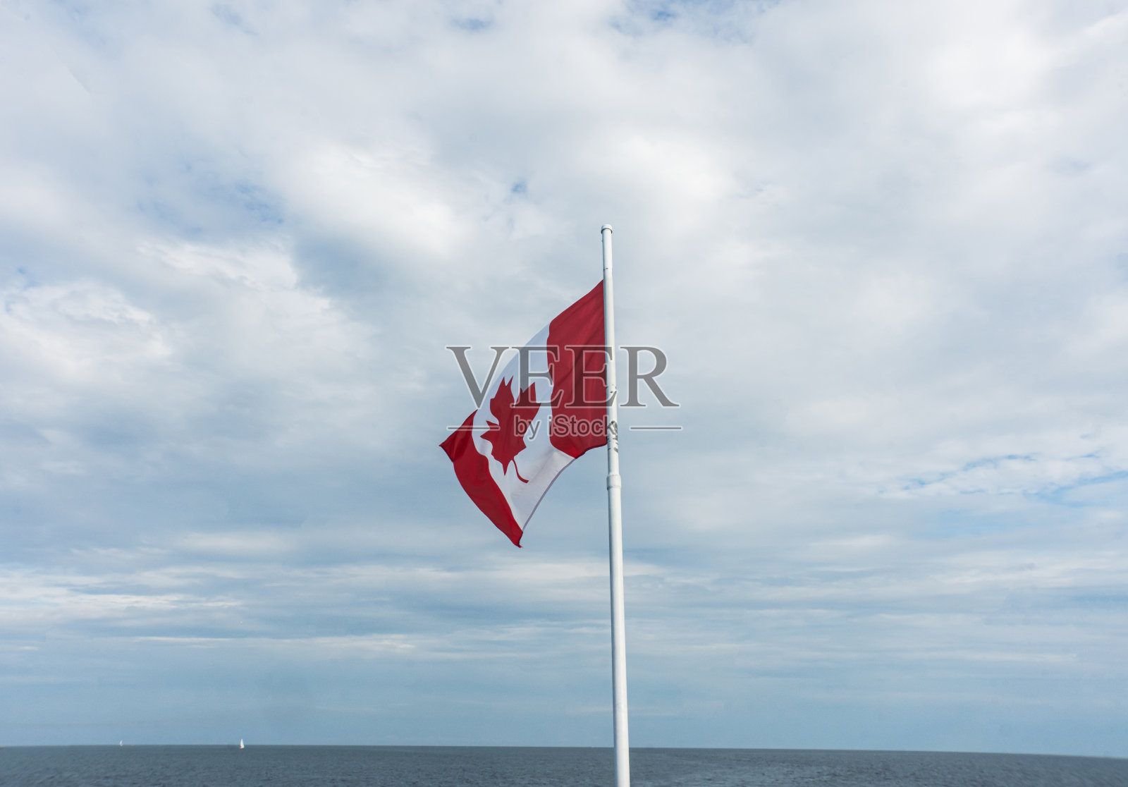 加拿大国旗在游艇的背面照片摄影图片