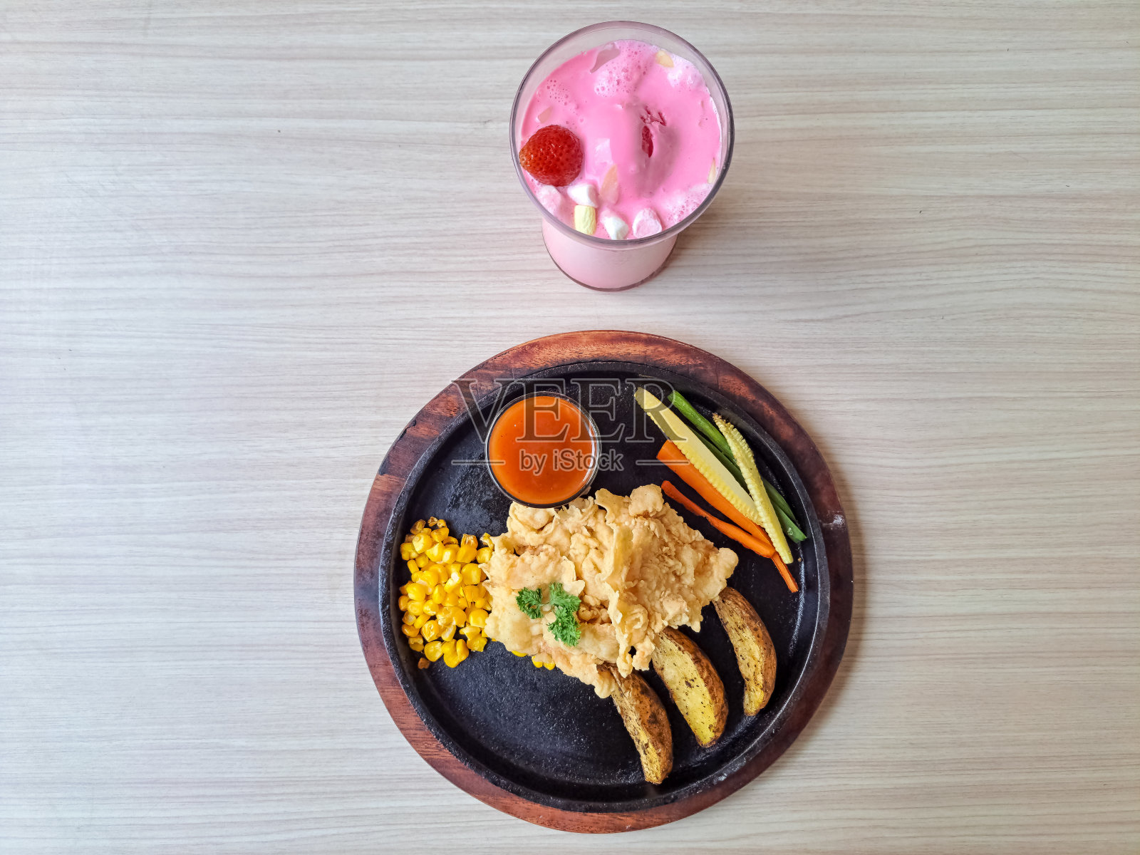 美味鸡脆牛排配马铃薯角，煮玉米籽，小玉米，胡萝卜，长豆，西芹和辛辣烧烤酱。草莓雪冰杯。食物和饮料菜单。前视图。照片摄影图片