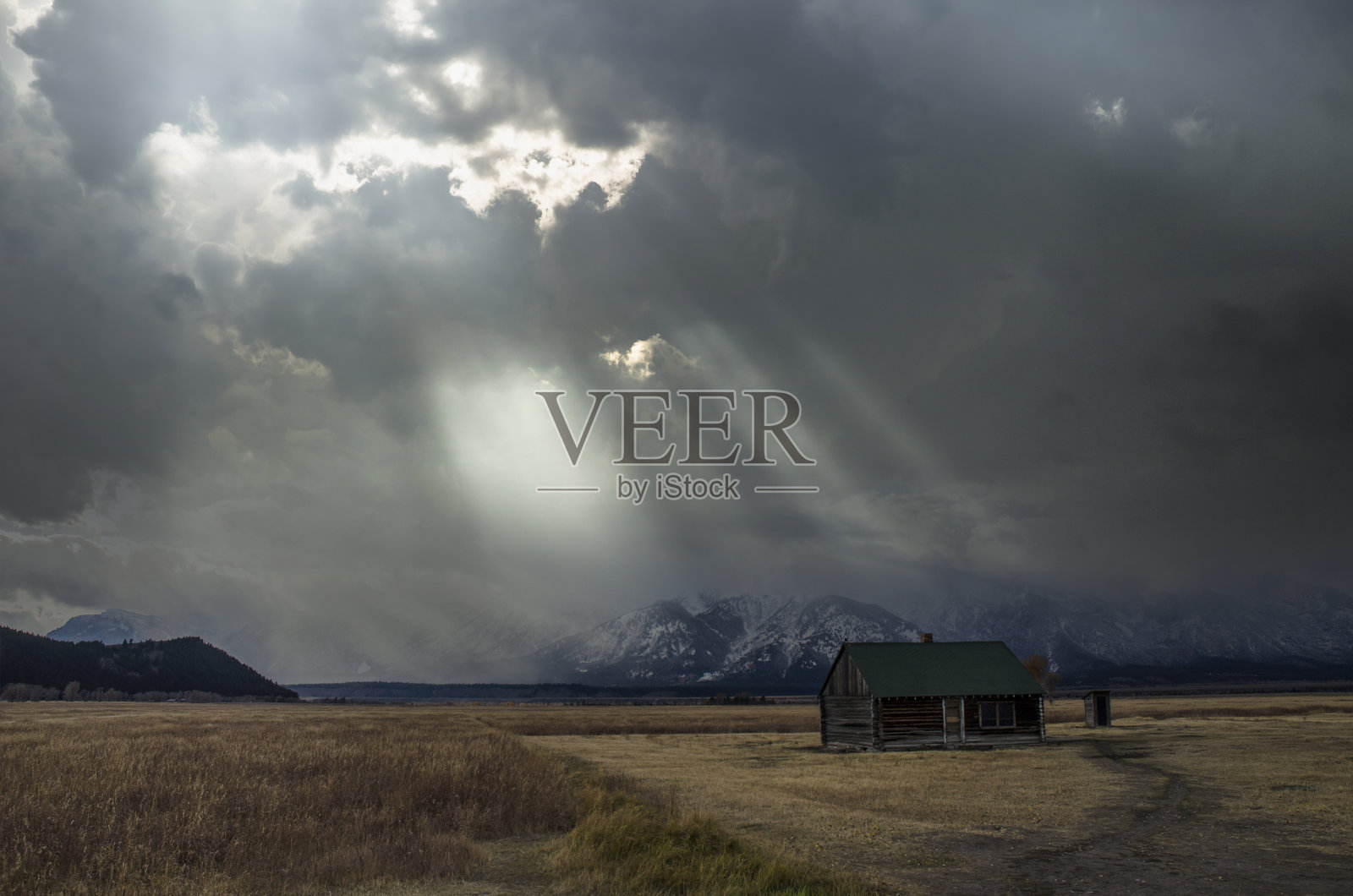 美国怀俄明州大提顿国家公园的提顿山脉的摩门教街历史街区的戏剧性天空照片摄影图片