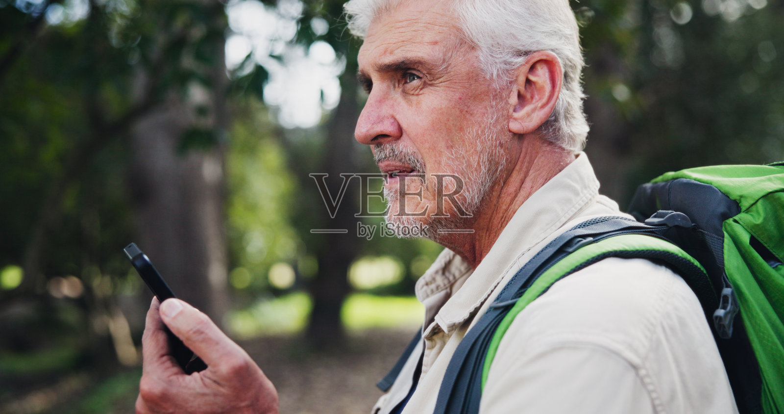 徒步旅行，移动和成熟的人在大自然中寻找方向，导航应用程序和检查路线。迷路了，信号低，生态学家在森林里用手机，在荒野中连接和定位跟踪错误照片摄影图片