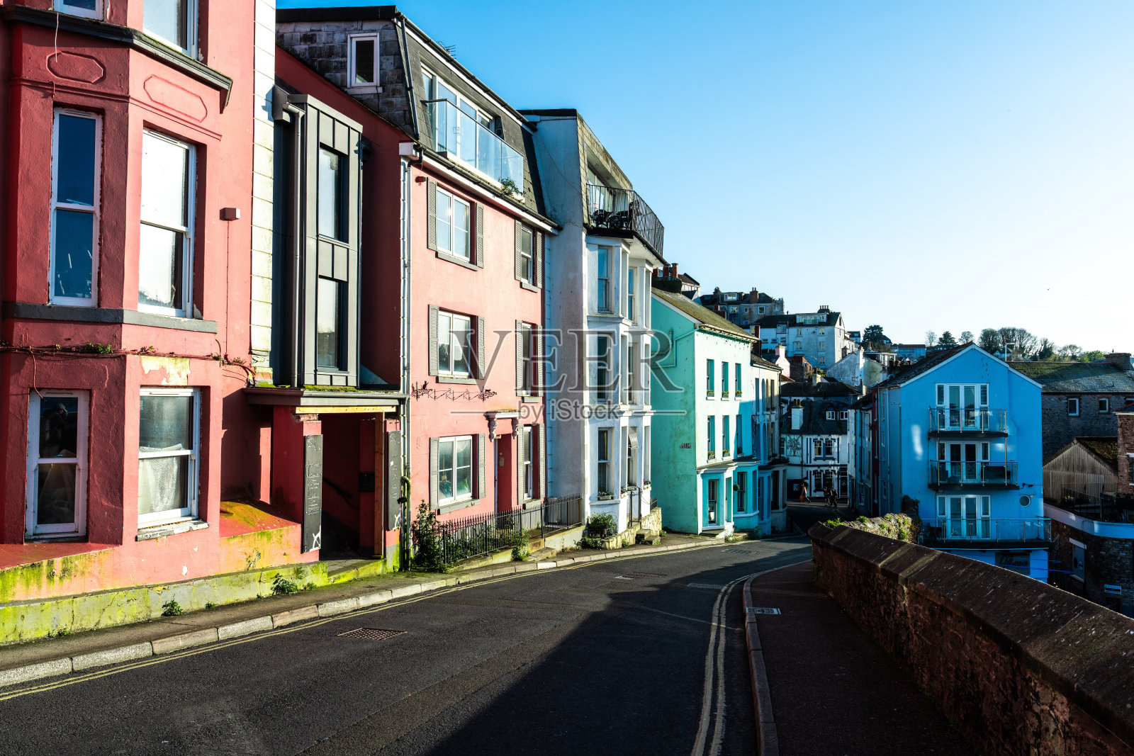 英国布里克斯汉姆镇山上五颜六色的海岸房屋照片摄影图片