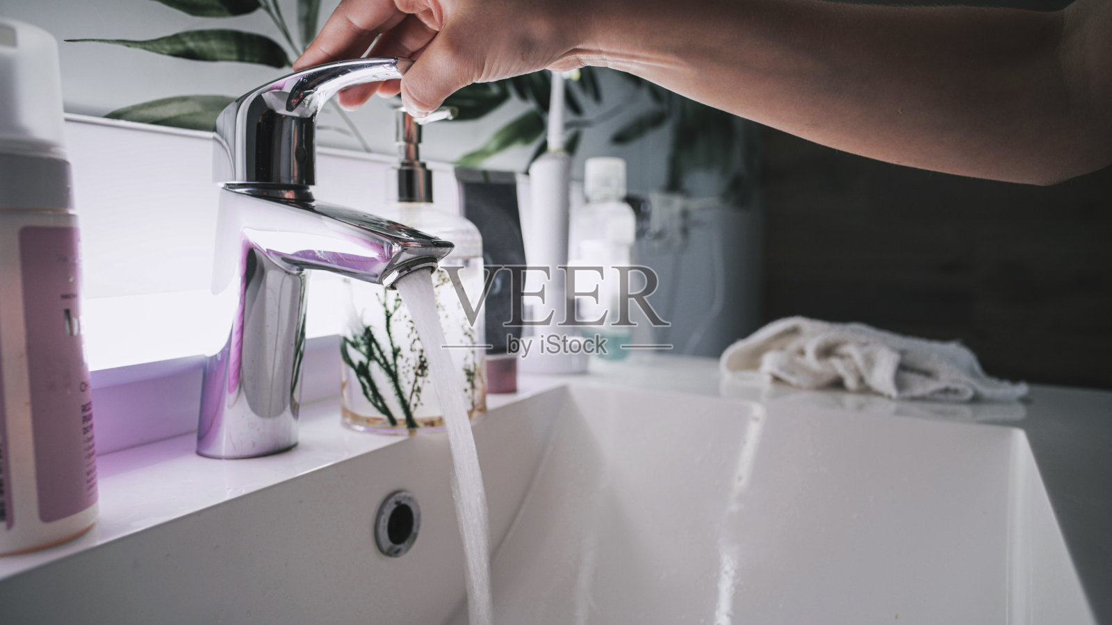 女孩用抗菌液体漱口照片摄影图片