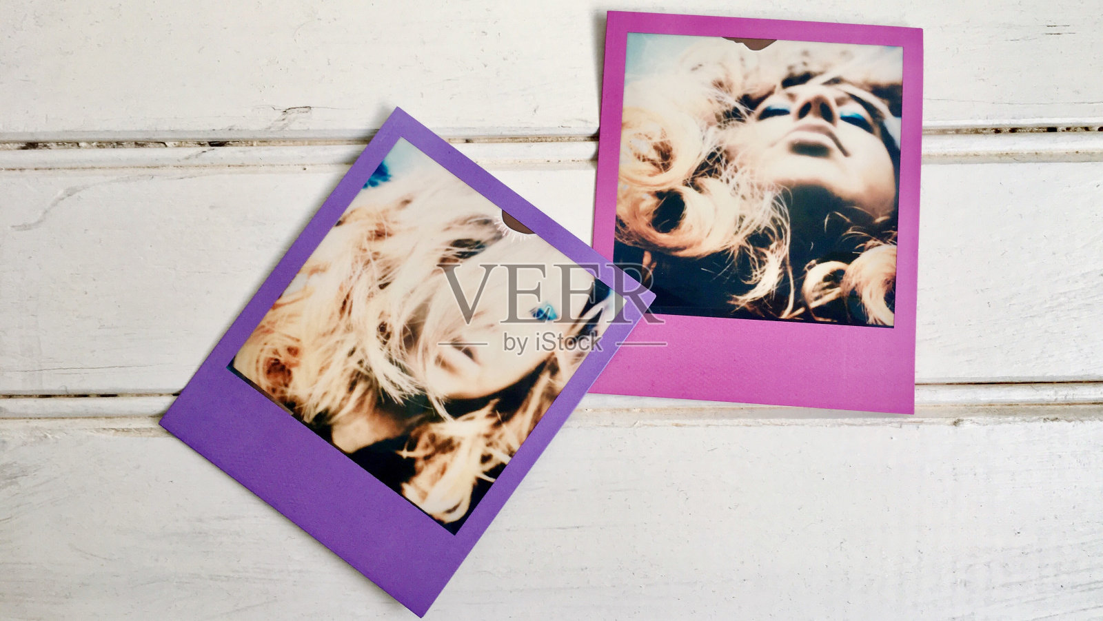 正上方的年轻女性照片在桌子上照片摄影图片