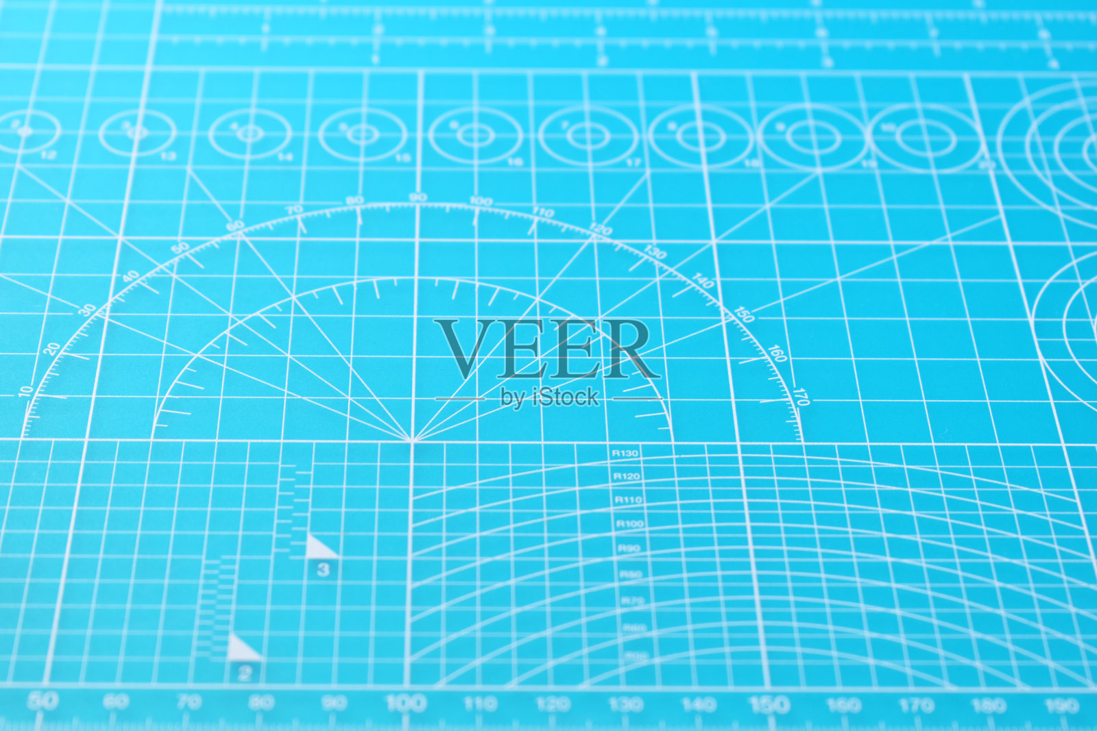 蓝色切割垫背景与线和比例测量指导图案的对象艺术设计，工具设备的diy工艺作品照片摄影图片