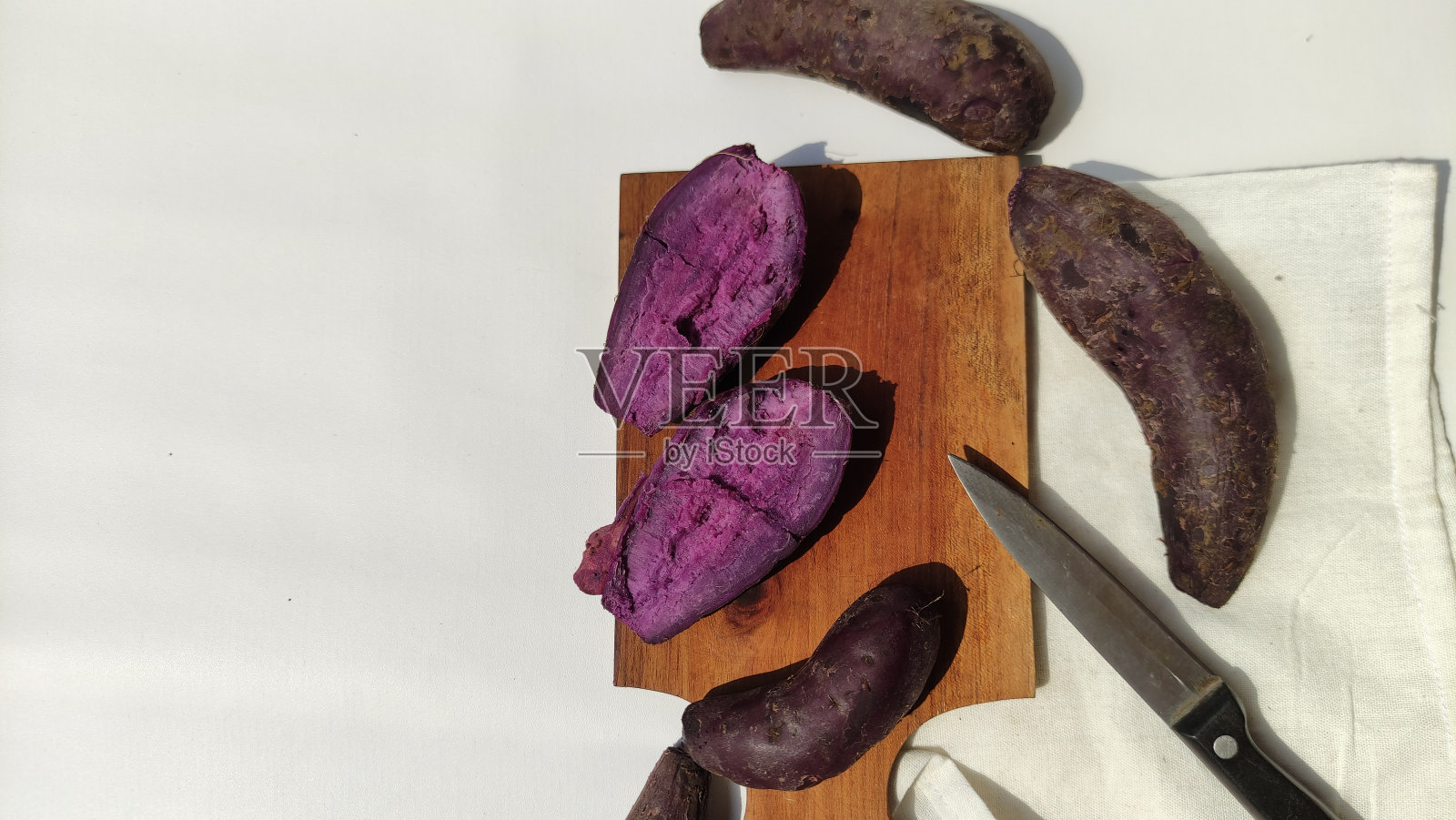 白色背景上紫色甘薯的特写照片摄影图片