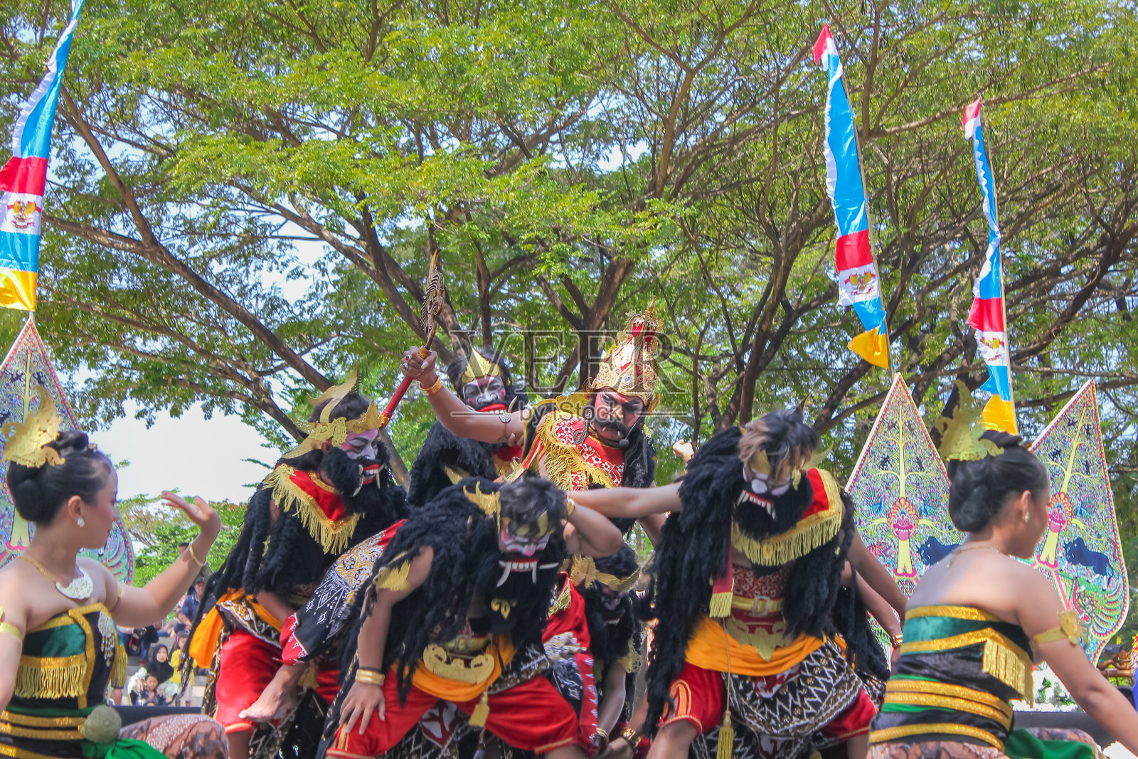 拉瓦那和他的军队被拉玛国王率领的一群妇女包围了。照片摄影图片