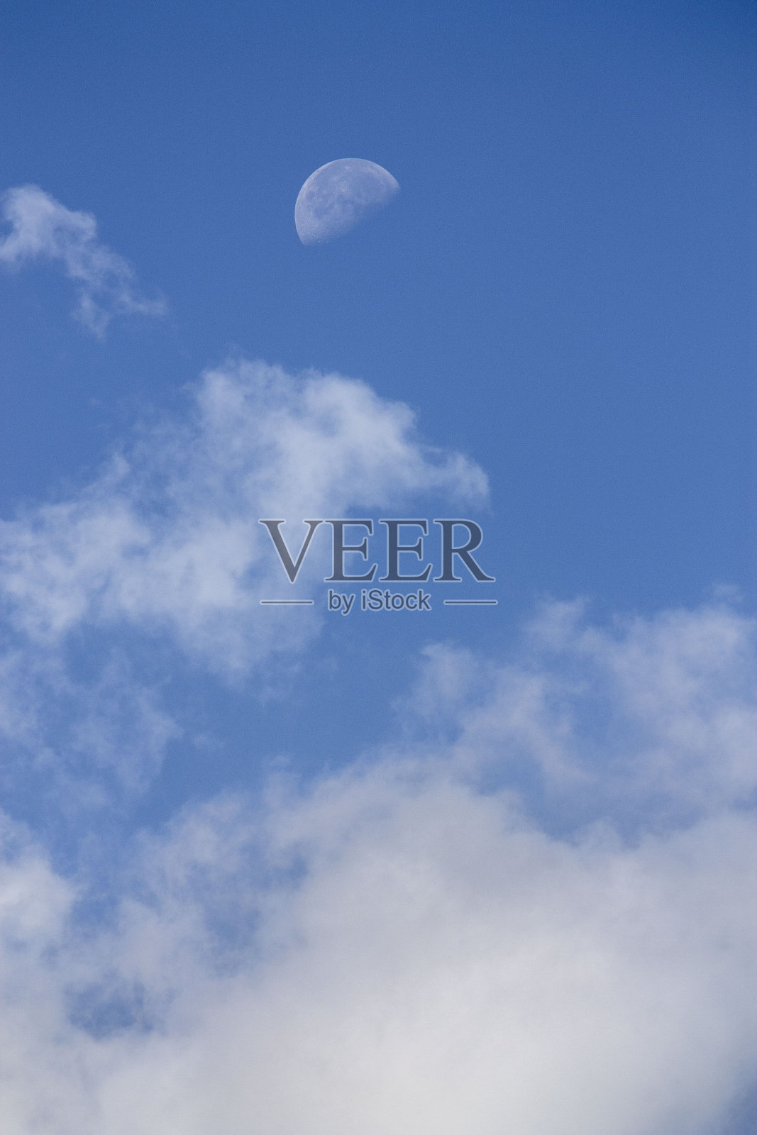 意大利阿尔卑斯山的山峰与月亮照片摄影图片