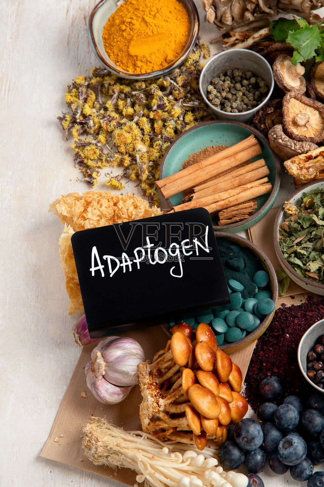 适应原健康食品。草本和香料收集在浅色背景照片摄影图片