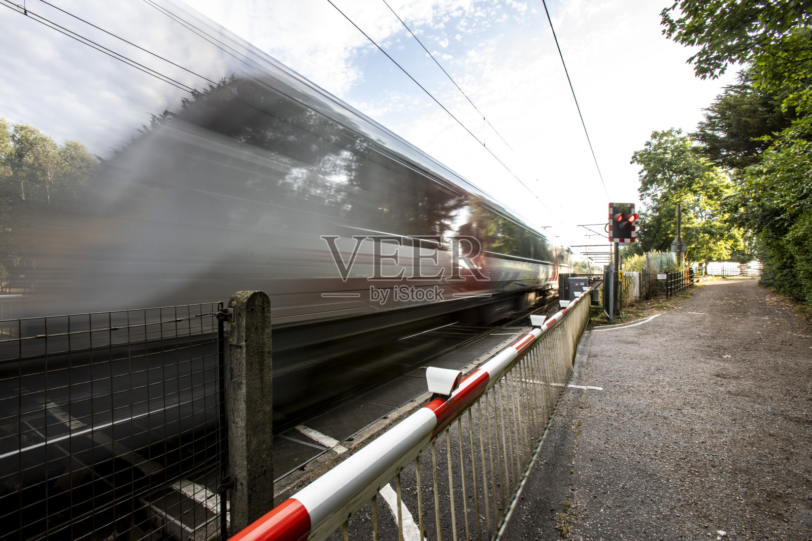 通过平交道口的快速客运列车照片摄影图片