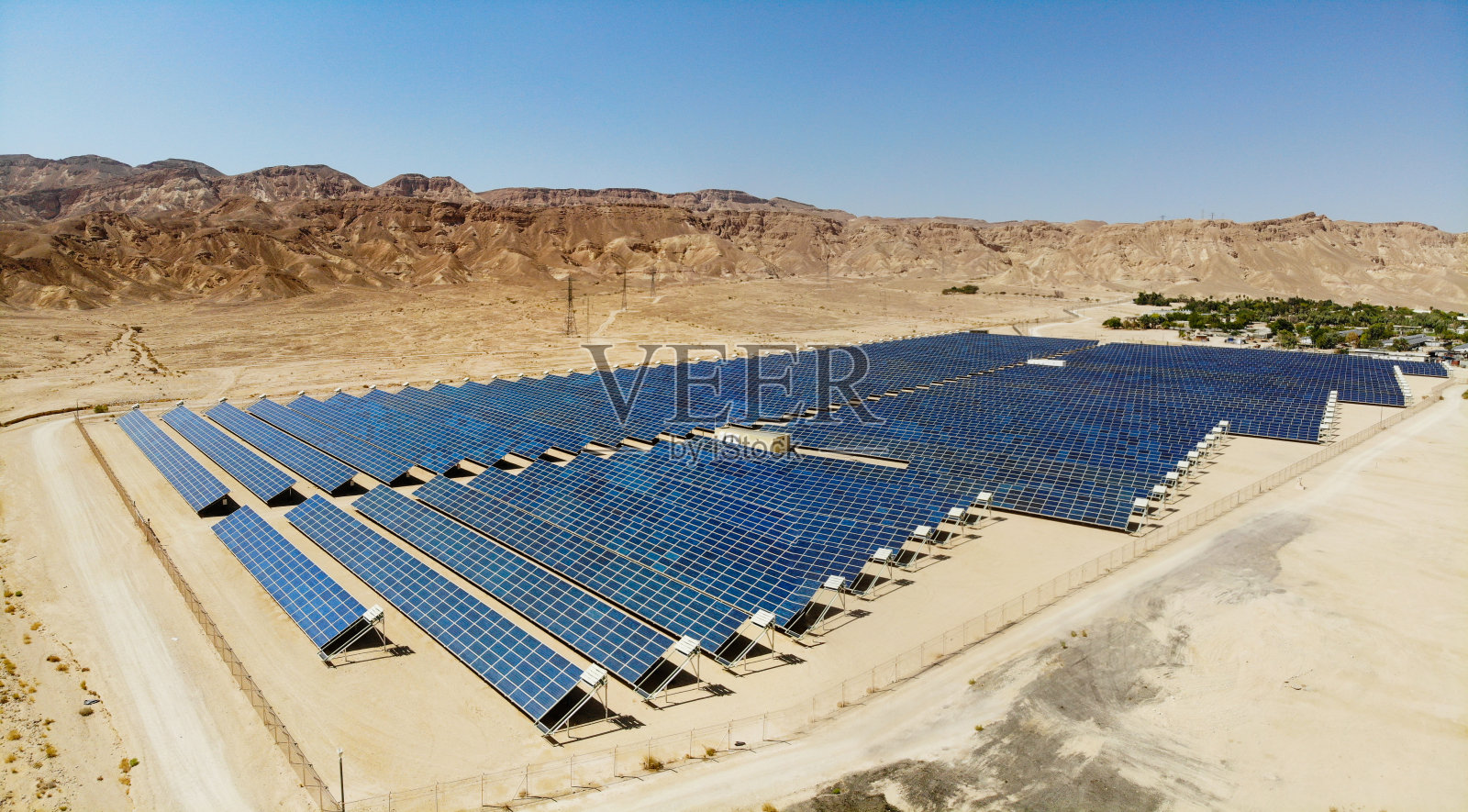 太阳能电池板发电站沙漠鸟瞰图照片摄影图片