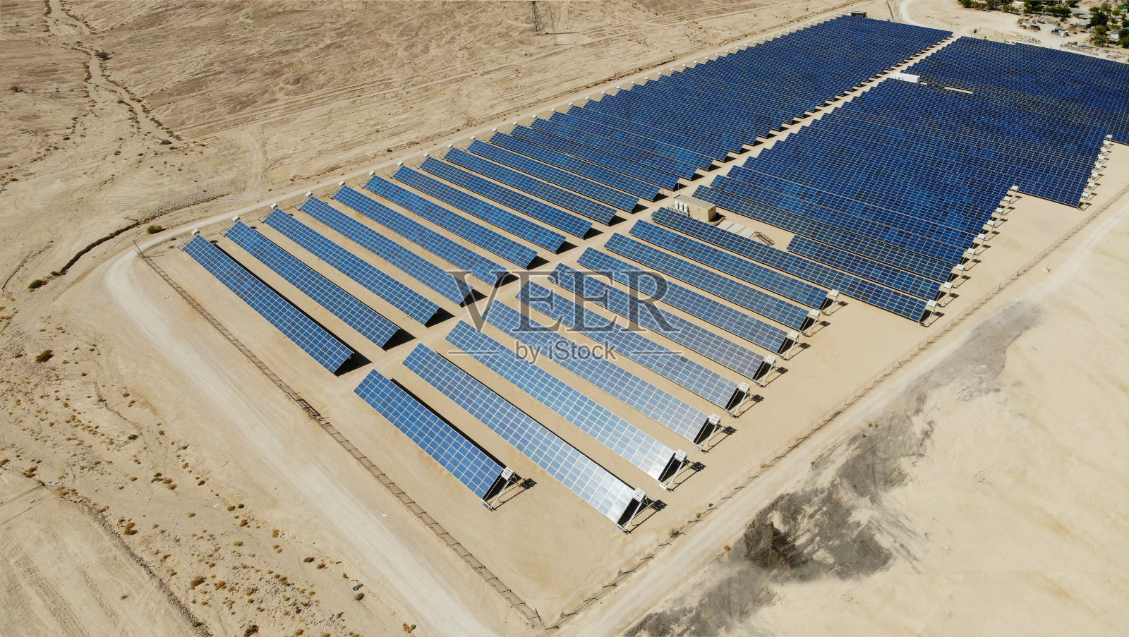 太阳能电池板发电站沙漠鸟瞰图照片摄影图片