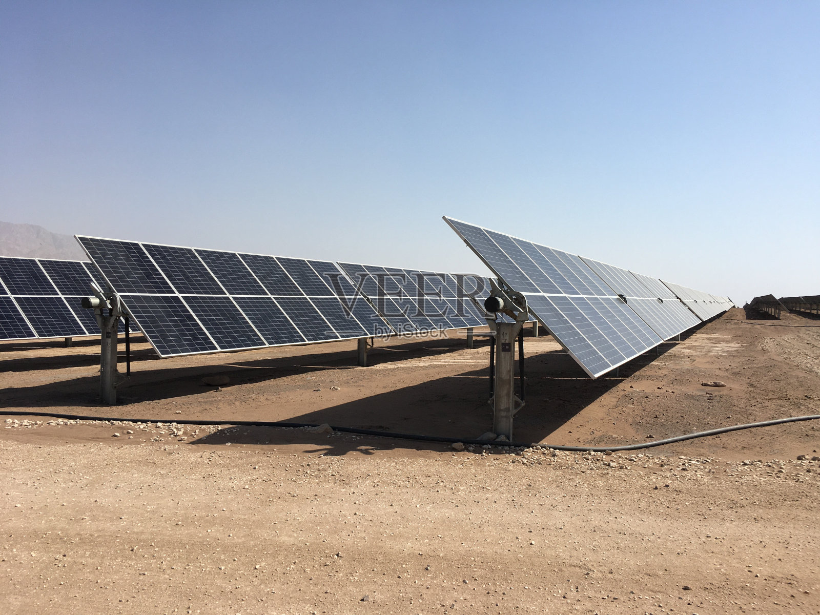 太阳能电池板电站零排放照片摄影图片