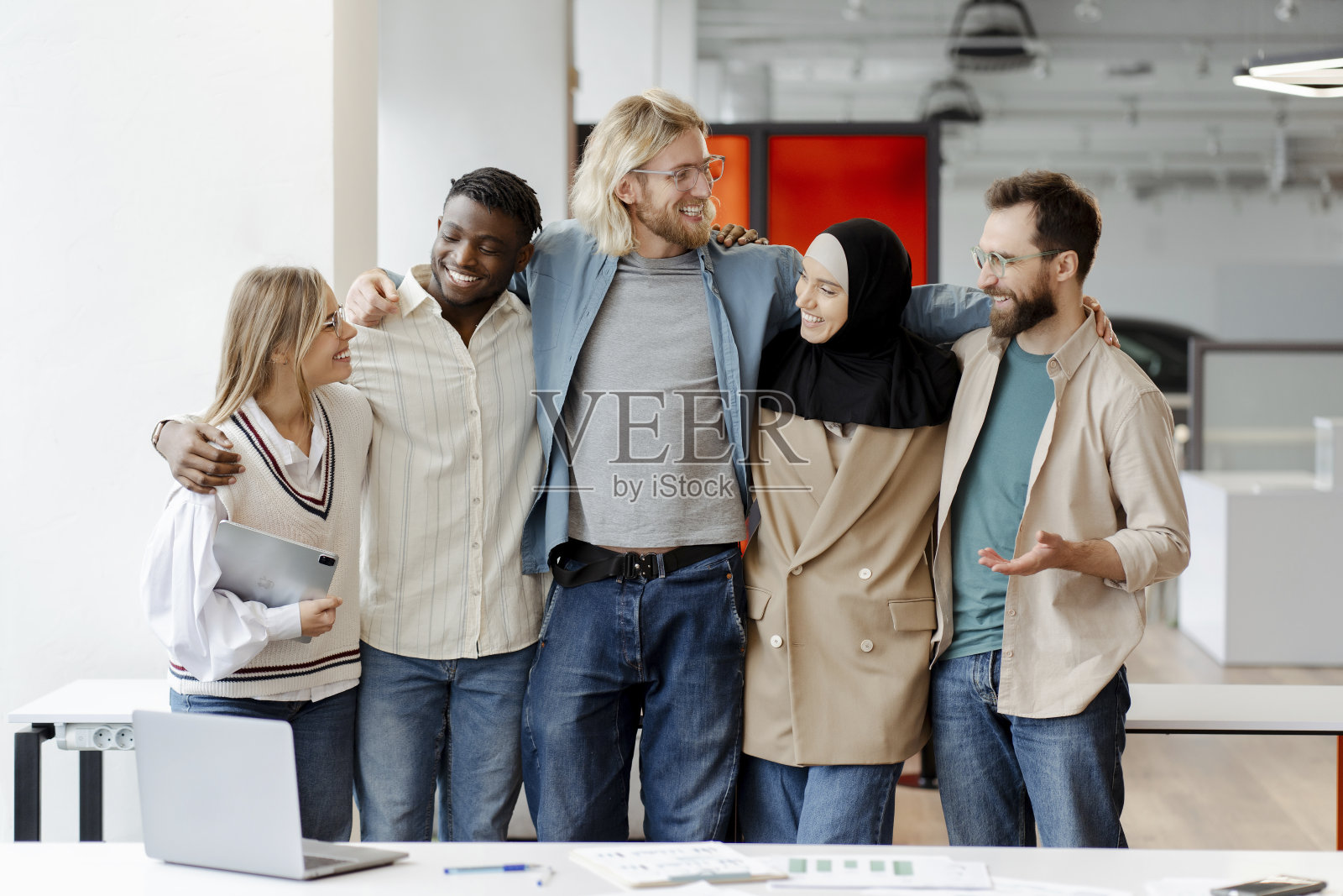 五名不同的商务人士在他们现代化的办公室里微笑着摆姿势拍照照片摄影图片