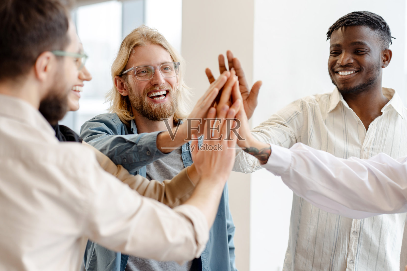 形形色色的专业人士互相击掌庆祝成功照片摄影图片