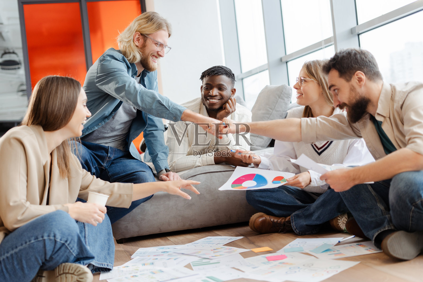 不同的团队互相击拳庆祝项目成功照片摄影图片