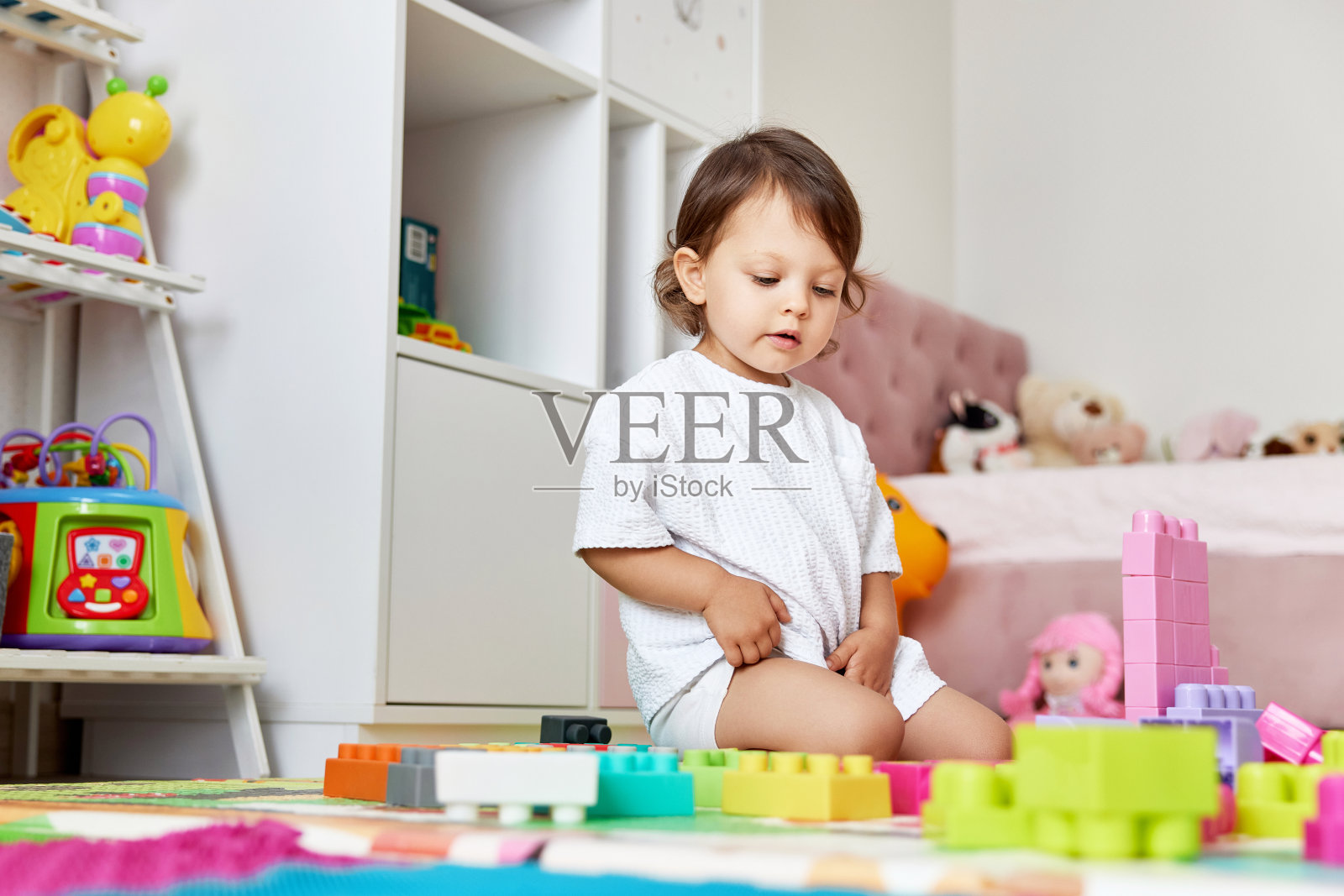 可爱的小女孩在玩五颜六色的玩具砖照片摄影图片