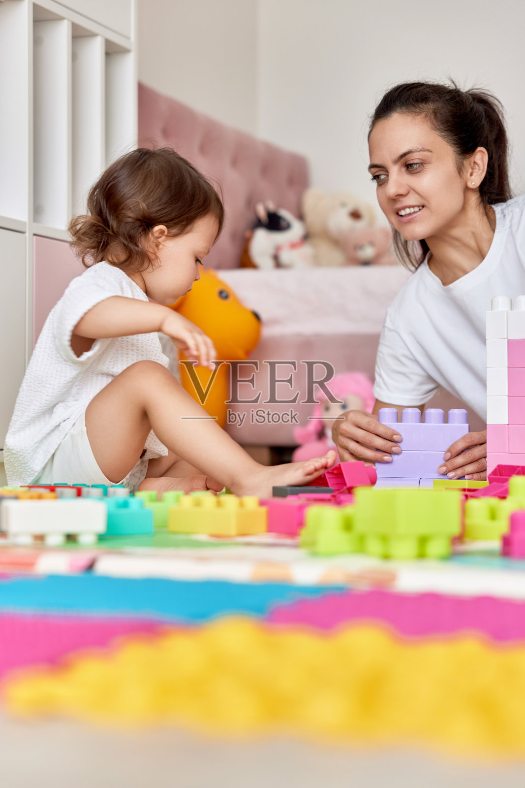小女孩和妈妈在玩玩具砖照片摄影图片