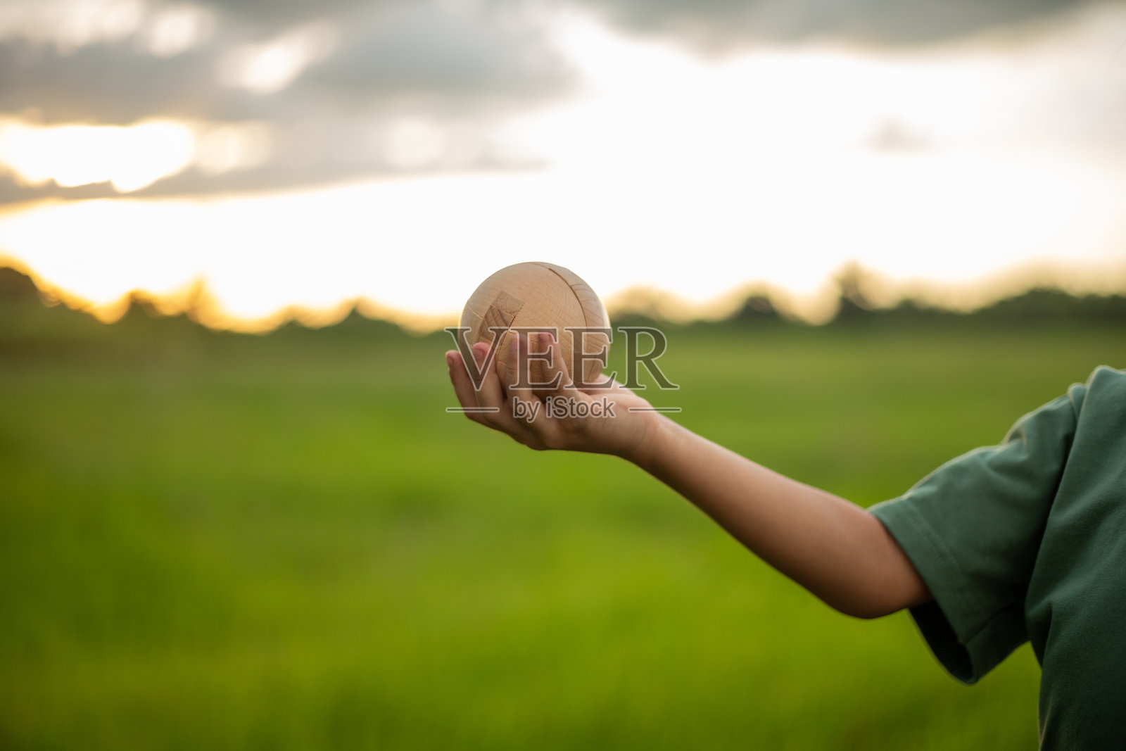 一个人在操场上拿着一个棒球照片摄影图片
