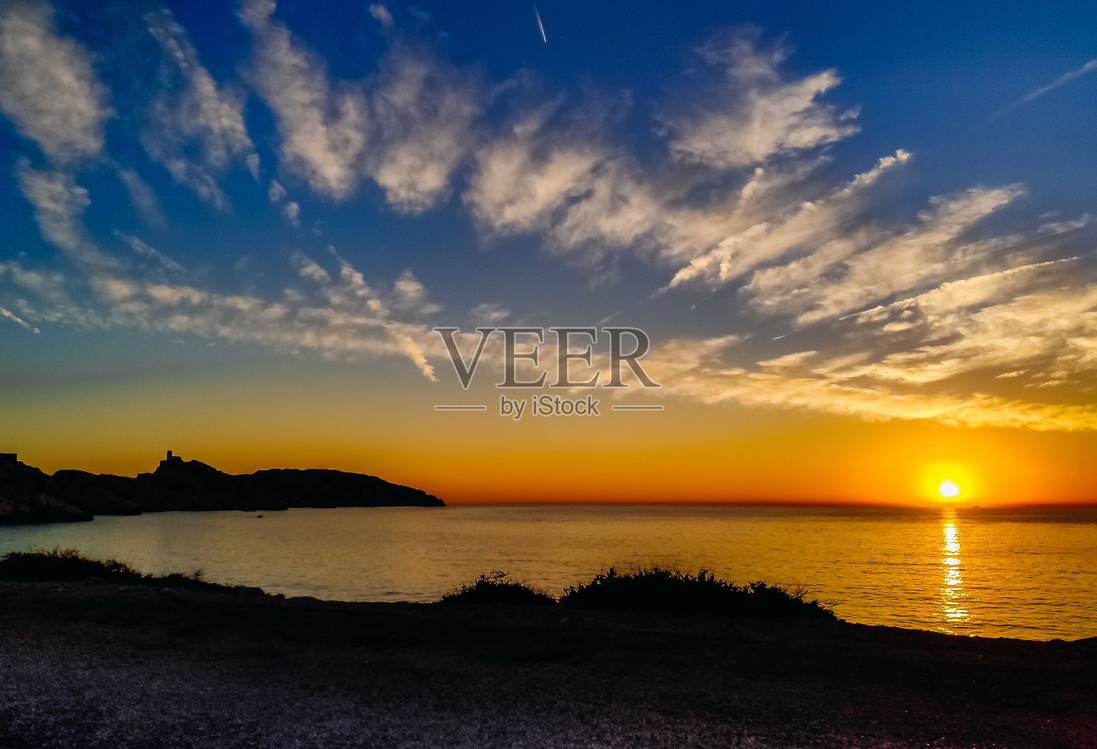 海上地平线上落日的美丽景色。照片摄影图片