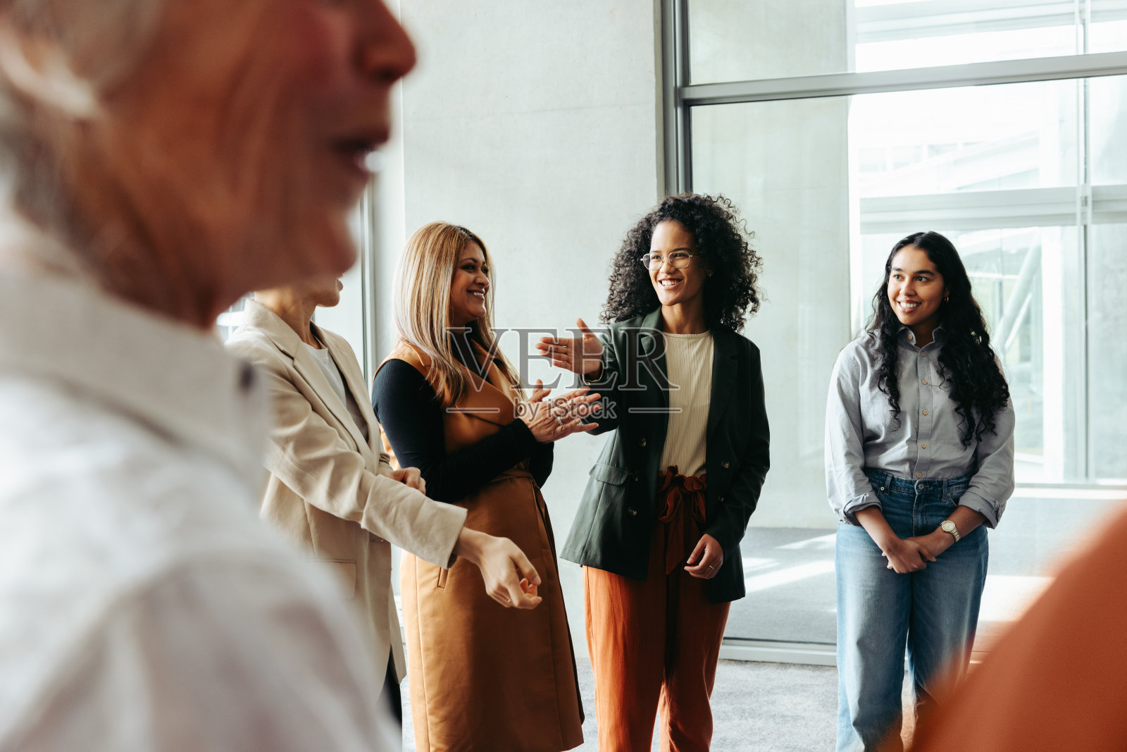 在会议期间的商业研讨会上，一群不同的专业人士在互动照片摄影图片