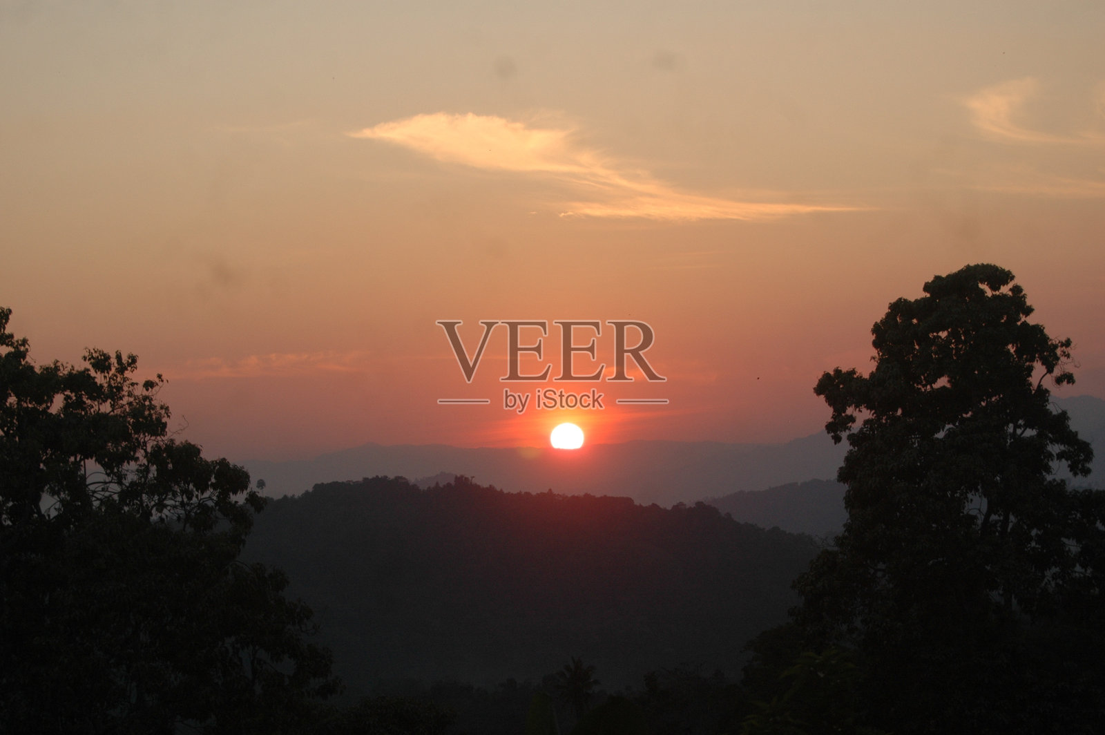 塔帕奥格村山上的日落照片摄影图片