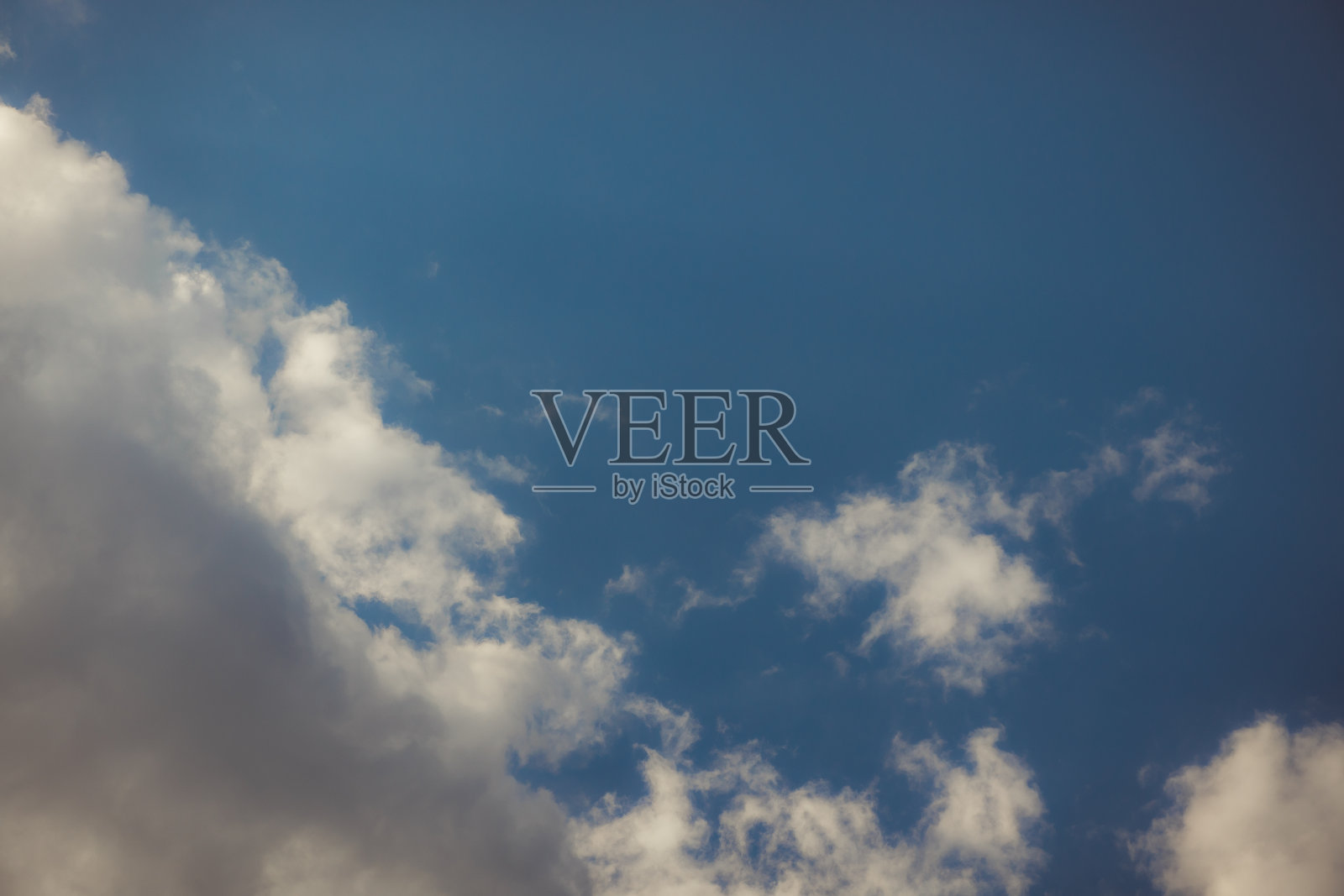 白云堆在宁静的蓝天上。心理平静和健康的概念。航空旅行概念。照片摄影图片