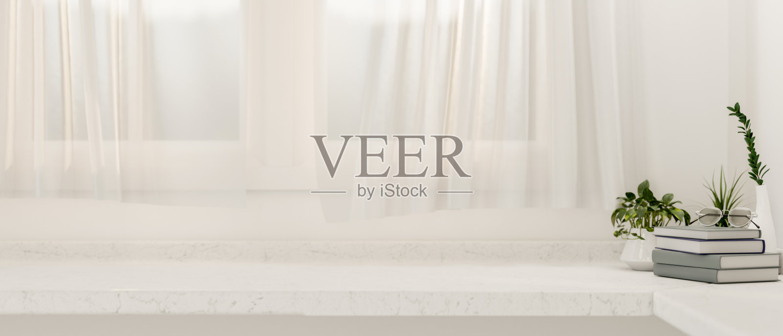 在一个极简主义的白色房间里，白色桌子上的复制空间靠在窗户上，有透明的窗帘。照片摄影图片