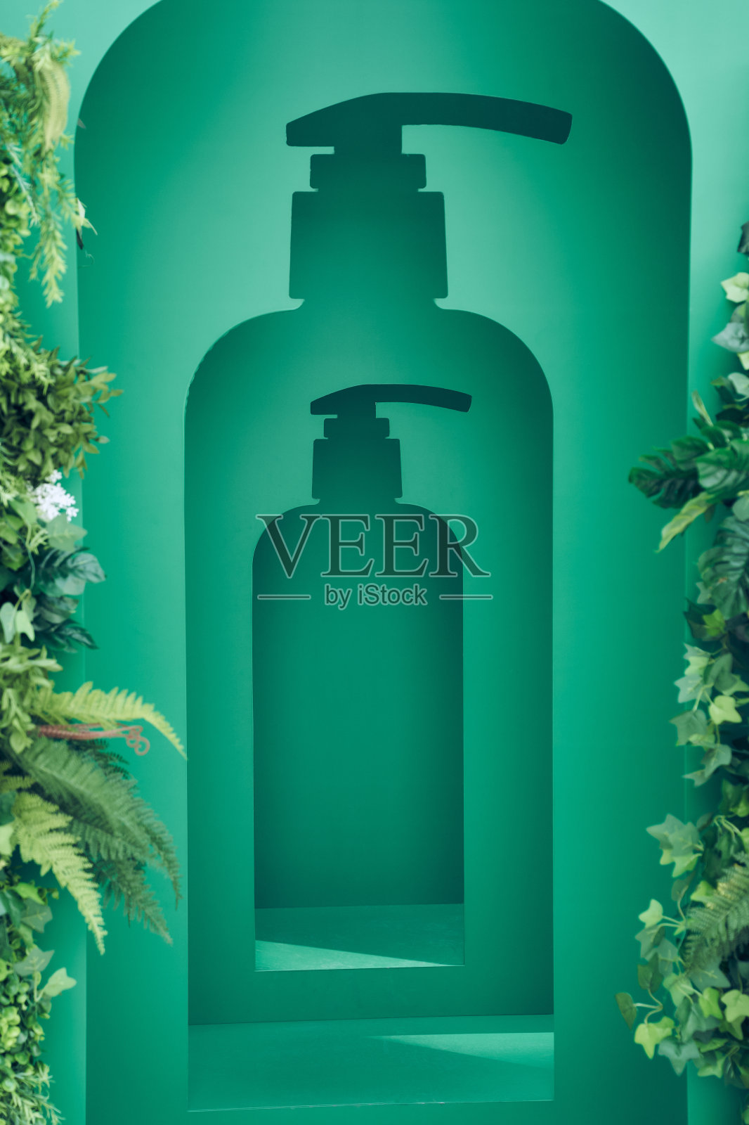 洗发孔上有花，用于产品演示。概念:模板和背景设计与复制的能力照片摄影图片