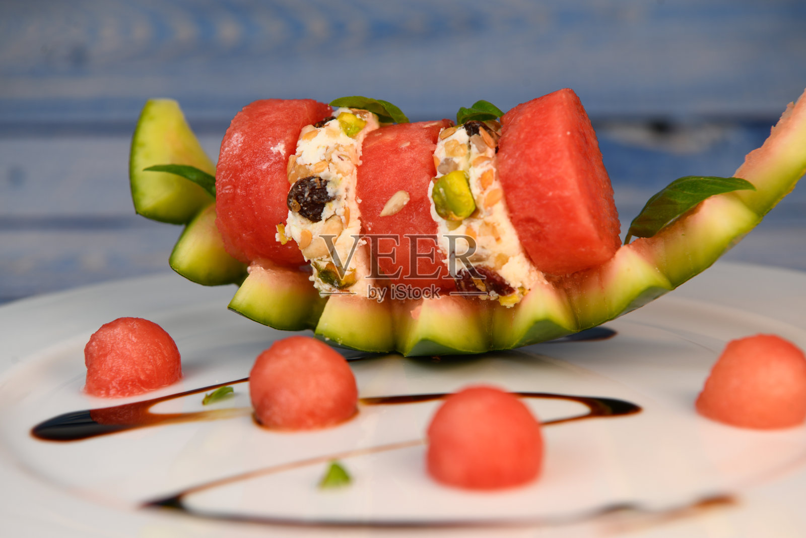 羊乳酪环沙拉配方，涂上干果、开心果、坚果和干酪照片摄影图片