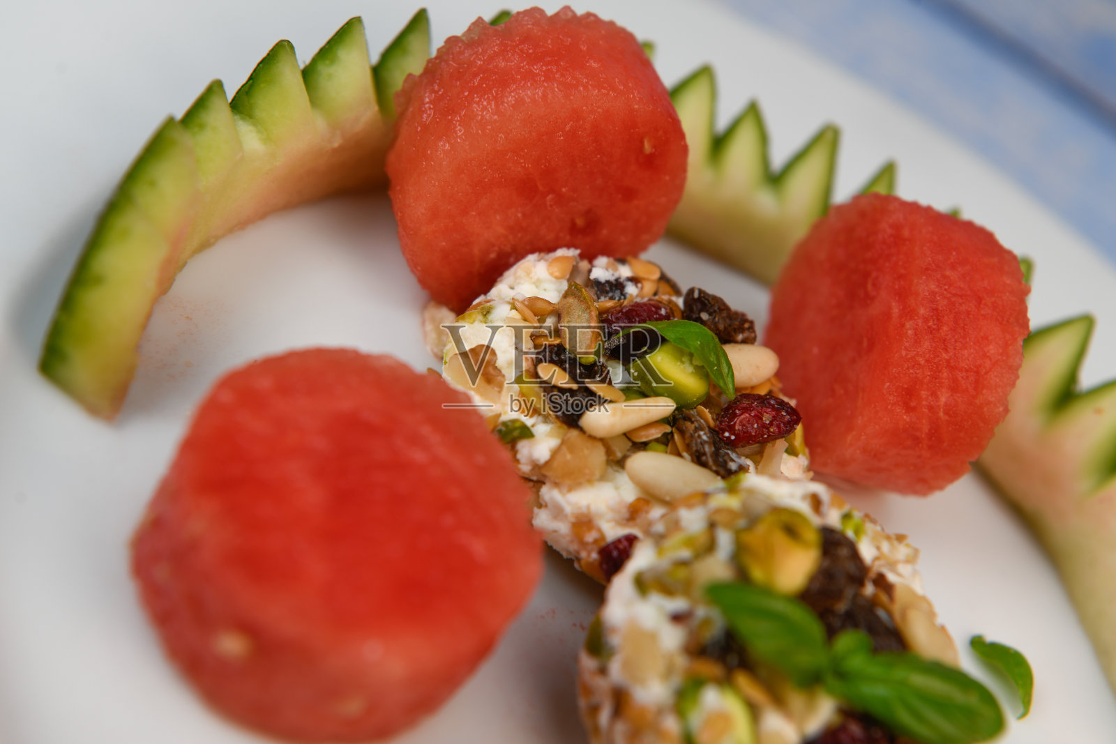 羊乳酪环沙拉配方，涂上干果、开心果、坚果和干酪照片摄影图片