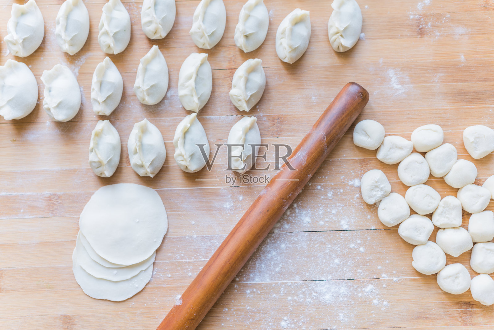 包饺子和面团的过程照片摄影图片