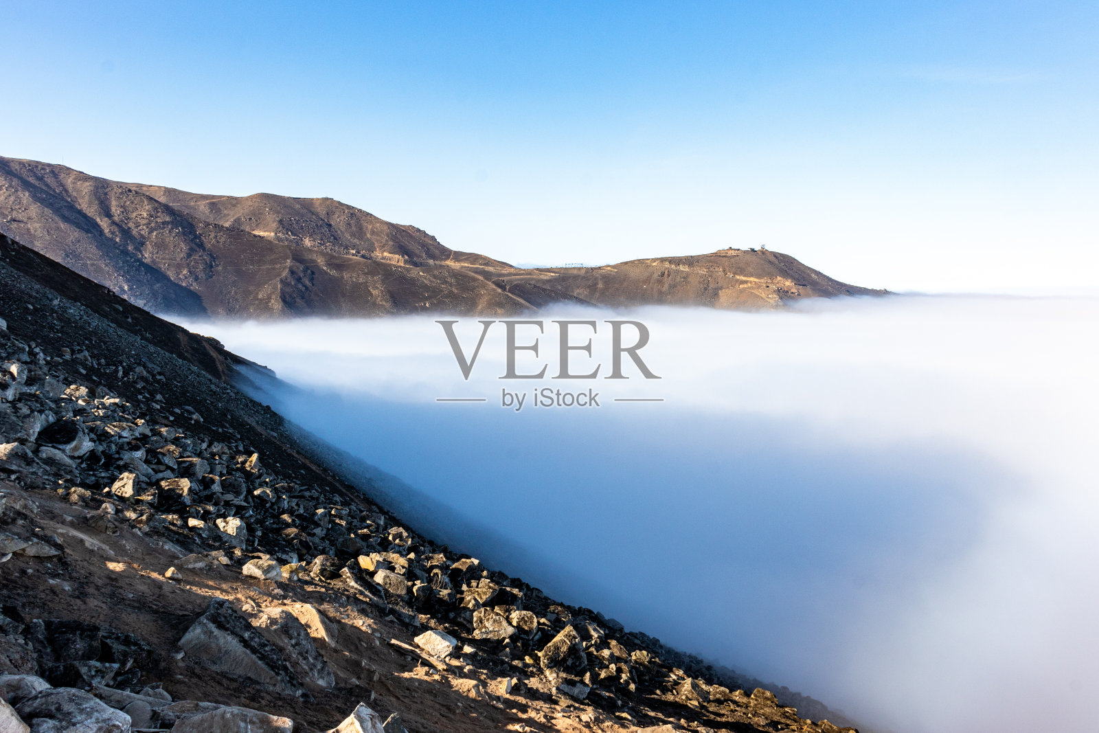 有石头和泥土的小山照片摄影图片