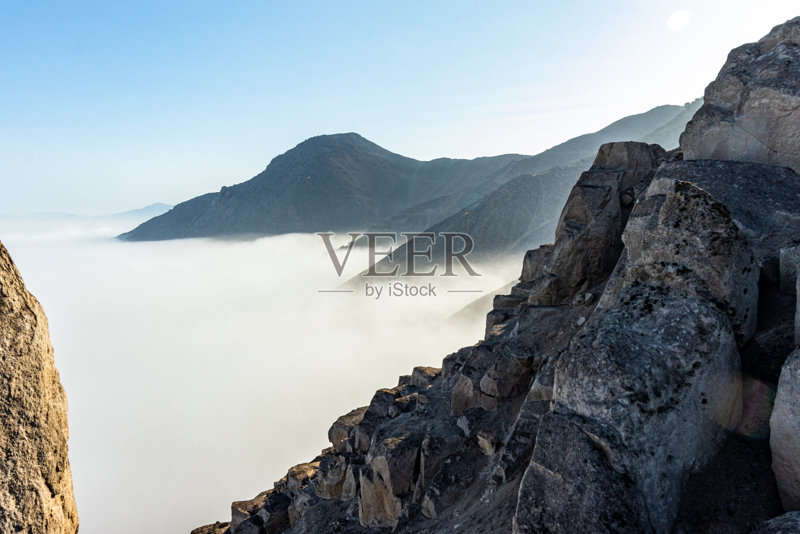 有石头和泥土的小山照片摄影图片