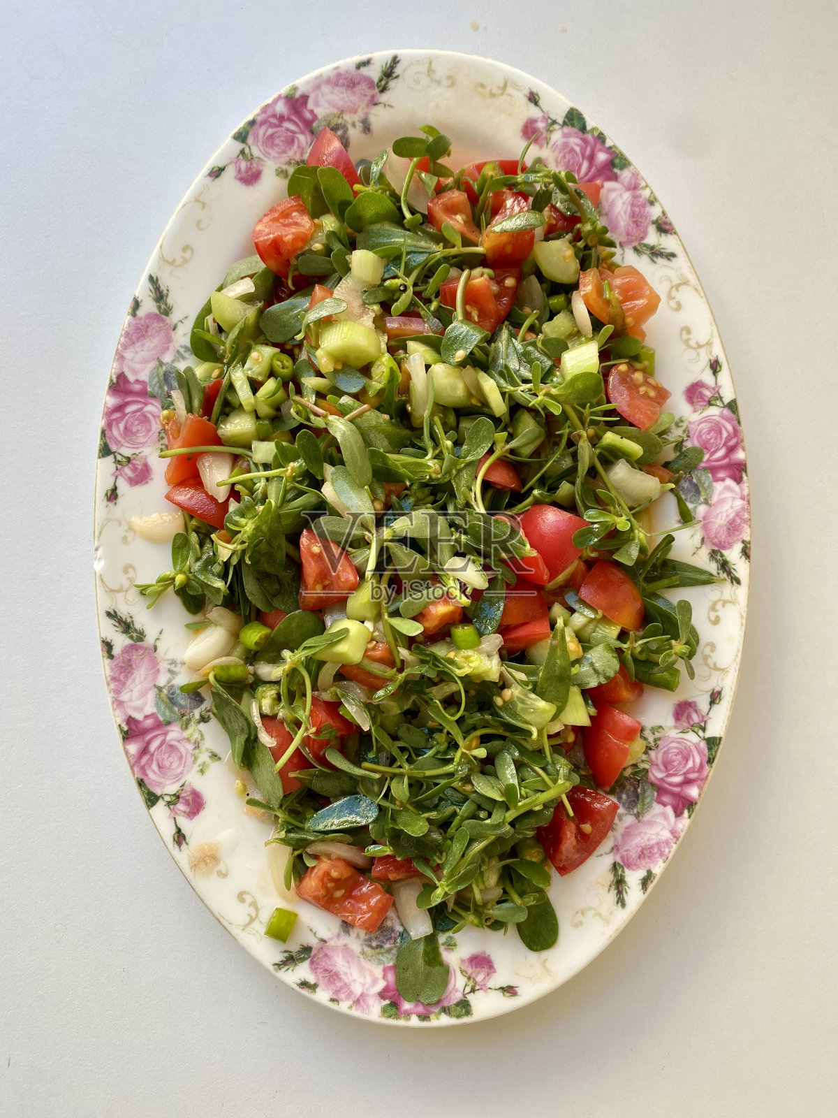 由马齿苋、西红柿和洋葱组成的沙拉照片摄影图片