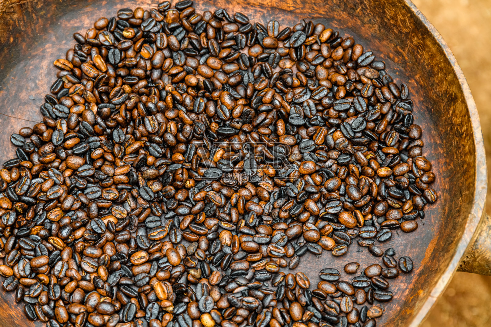 把烤好的咖啡豆堆在木盘里照片摄影图片
