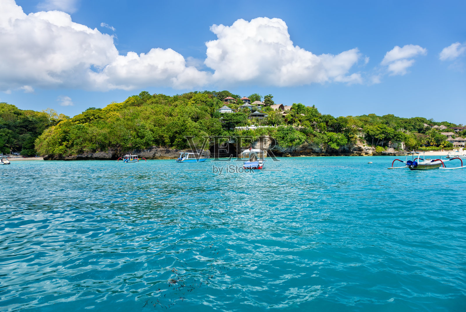 海岸与船，椰子海滩，岛Nusa Lembongan，印度尼西亚，东南亚。照片摄影图片