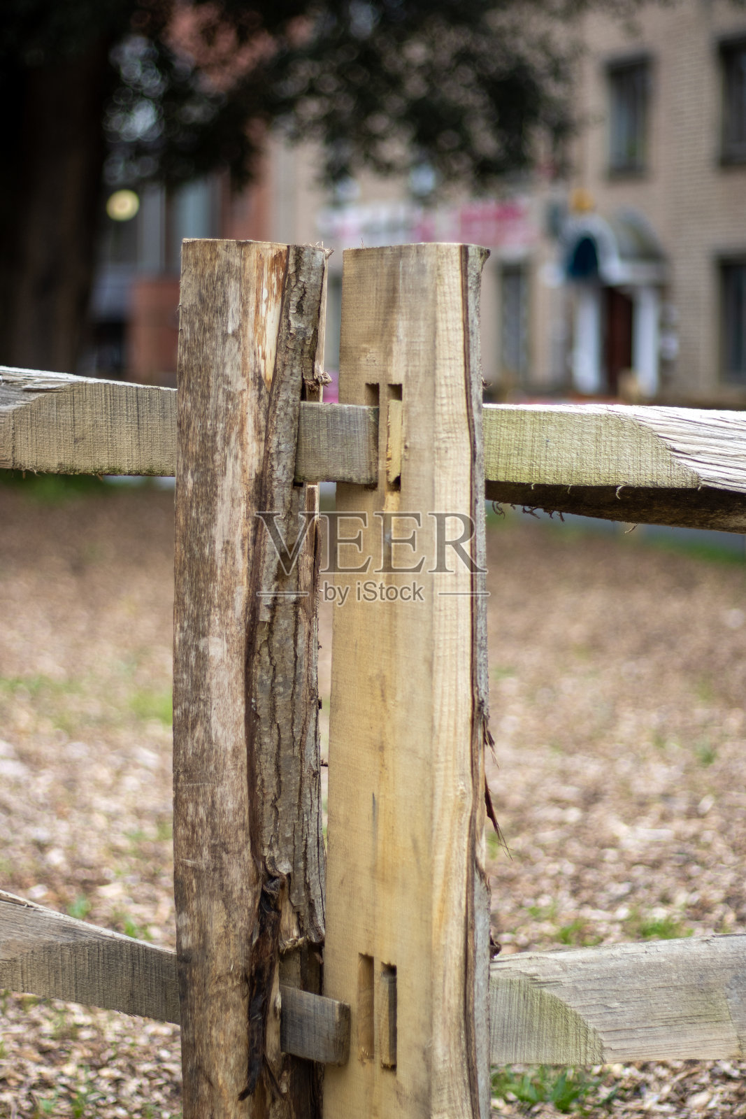 近距离的顶部的新栅栏柱与轨道照片摄影图片